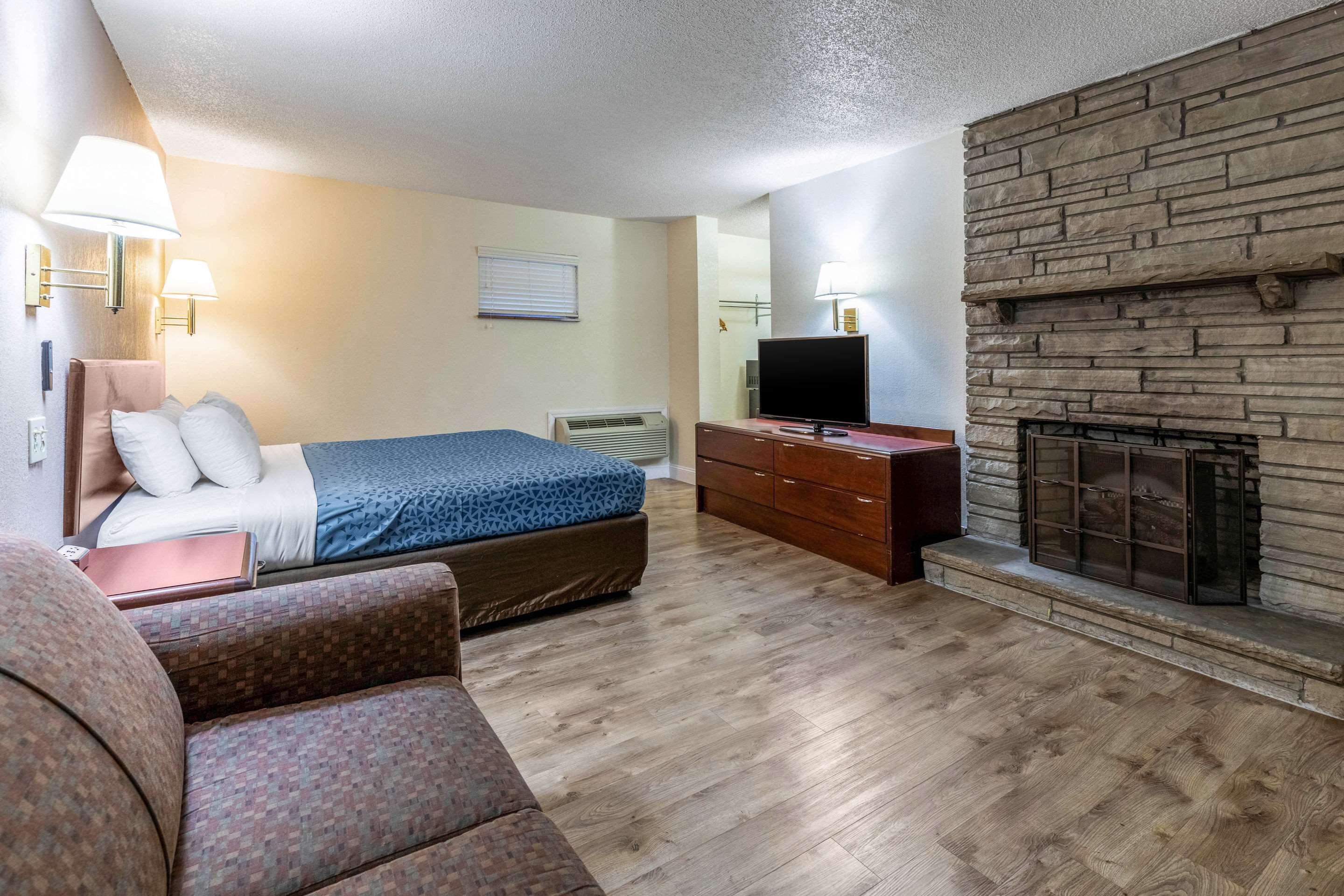 Econo Lodge Inn & Suites On The River Gatlinburg Exterior foto