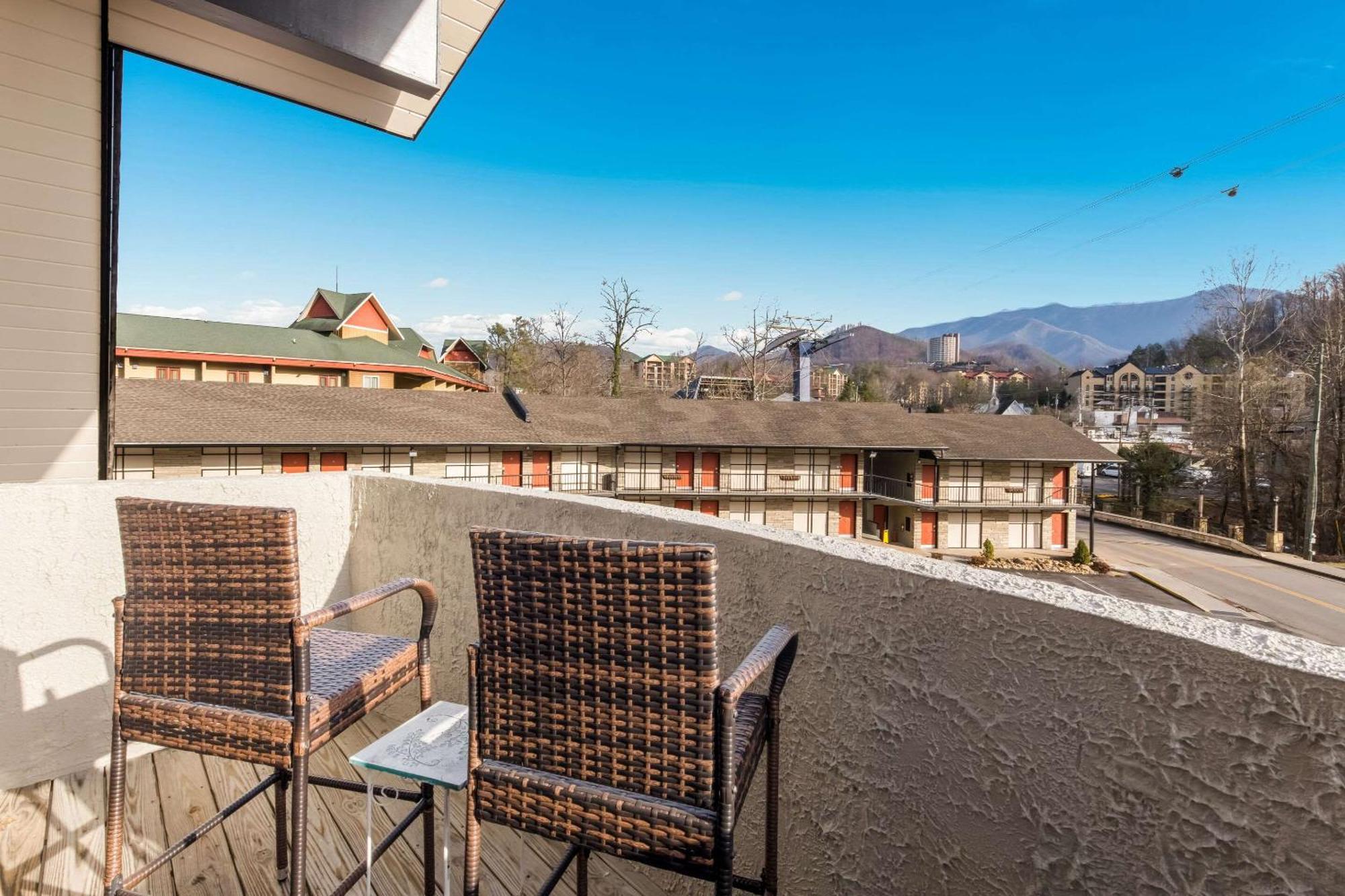 Econo Lodge Inn & Suites On The River Gatlinburg Exterior foto